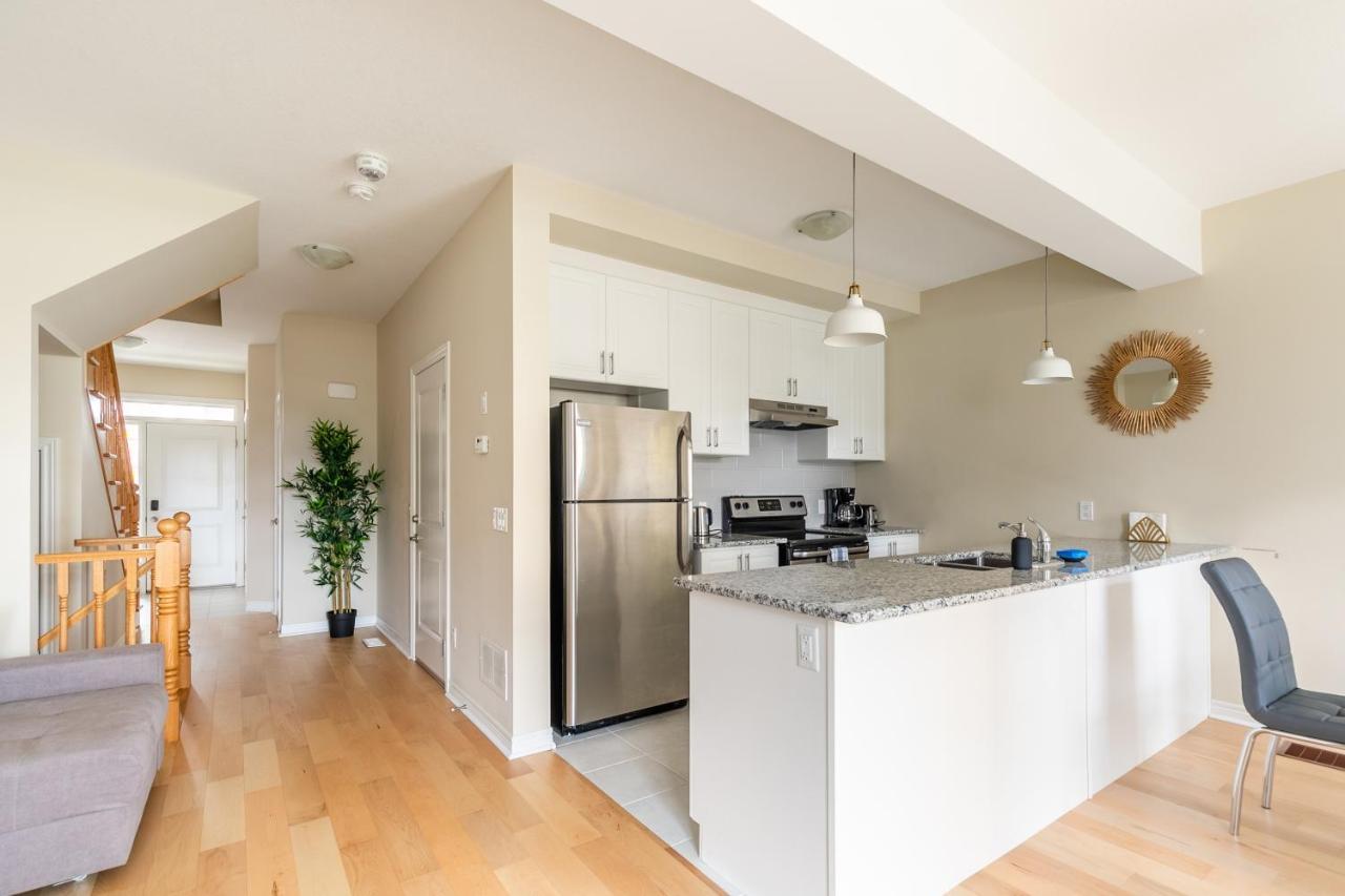 Globalstay Modern Townhomes In Lakeshore Steps To The Beach Χάμιλτον Εξωτερικό φωτογραφία